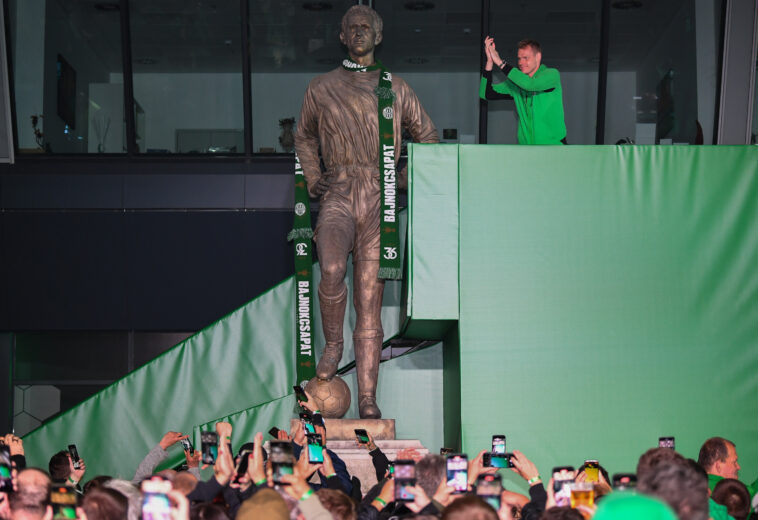 Immáron hetedik éve díszeleg az Albert-szobor nyakában a bajnoki sál